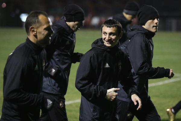 Fudbaler Partizana posetio igrače CSKA pred meč sa Zvezdom, pa im poručio: Čeka vas pakao na Marakani! (FOTO)