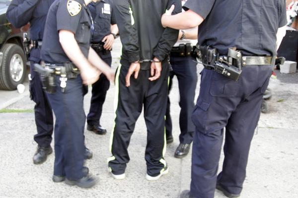 POLICIJA U PARKIRANOM MERCEDESU NAŠLA NEKOLIKO MUŠKARACA S PIŠTOLJIMA: Zagrebačka policija u munjevitoj akciji uhapsila trojac iz BOSNE!