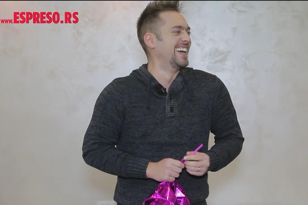 ESPRESO HELIJUM: Njegove plave oči ZAVODE devojke, a on se NADUVAO, pa im otpevao DESPASITO! Bilo je URNEBESNO (VIDEO)