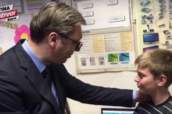 VUČIĆ DECI U HRVATSKOJ DONEO POKLONE: Pogledajte kako je predsednik dočekan u školi (VIDEO)
