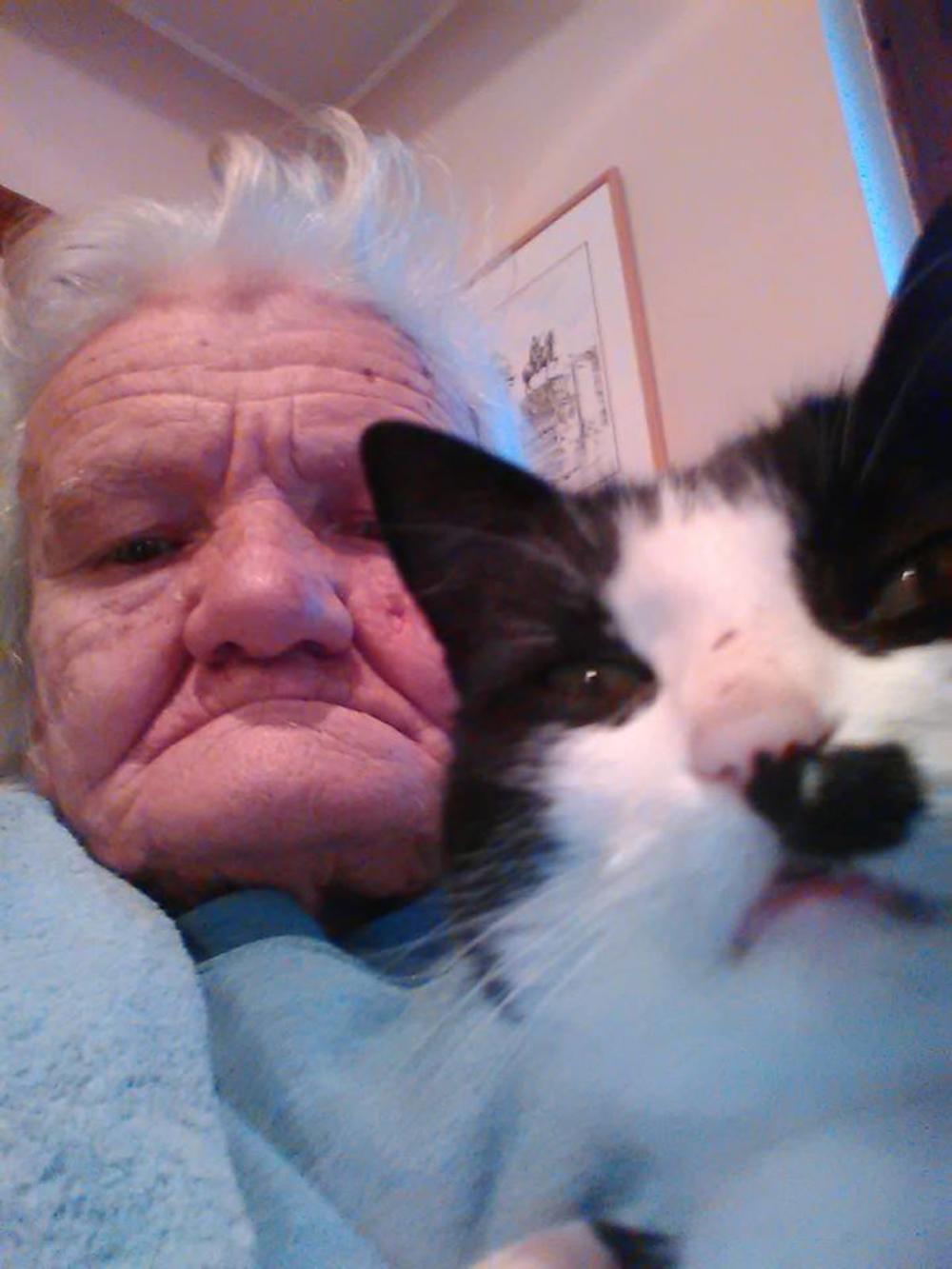 Lepa sa svojom omiljenom mačkom