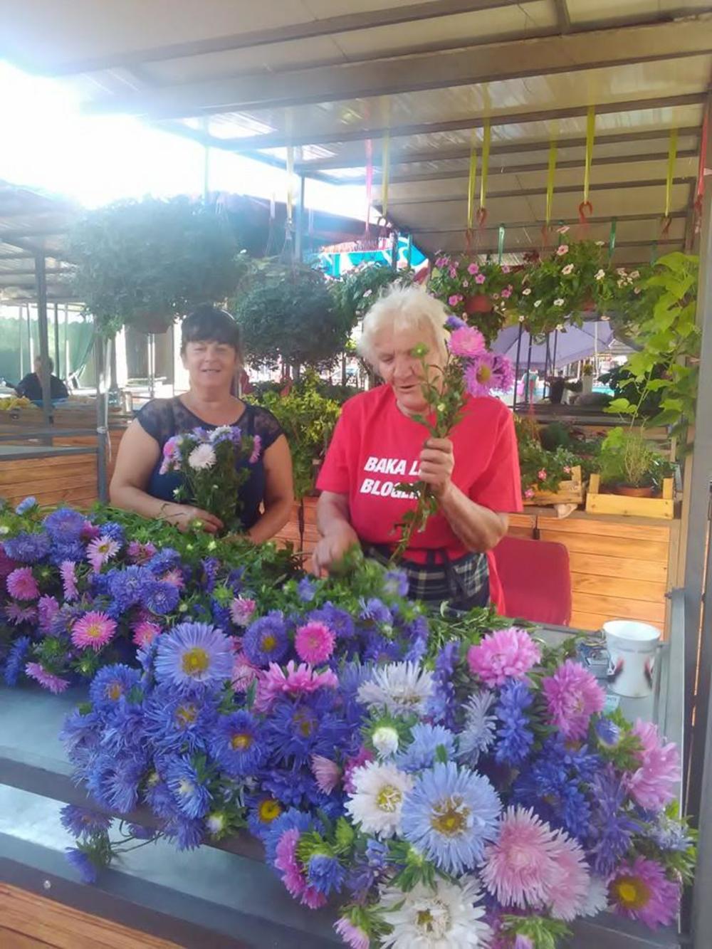Lepa Janić prodaje cveće na Bajlonijevoj pijaci