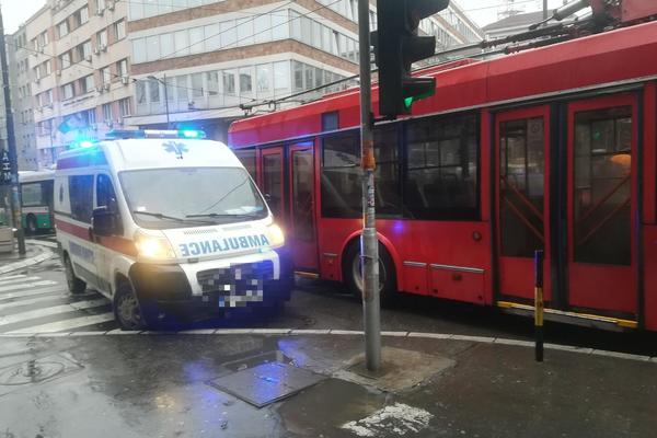 Saobraćajna nesreća u Takovskoj: Ekipa Hitne pomoći intervenisala, povređen stariji muškarac!