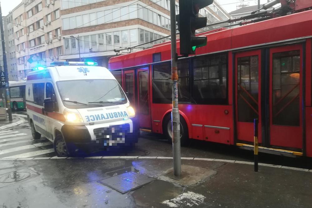 Saobraćajna nesreća u Takovskoj: Ekipa Hitne pomoći intervenisala, povređen stariji muškarac!