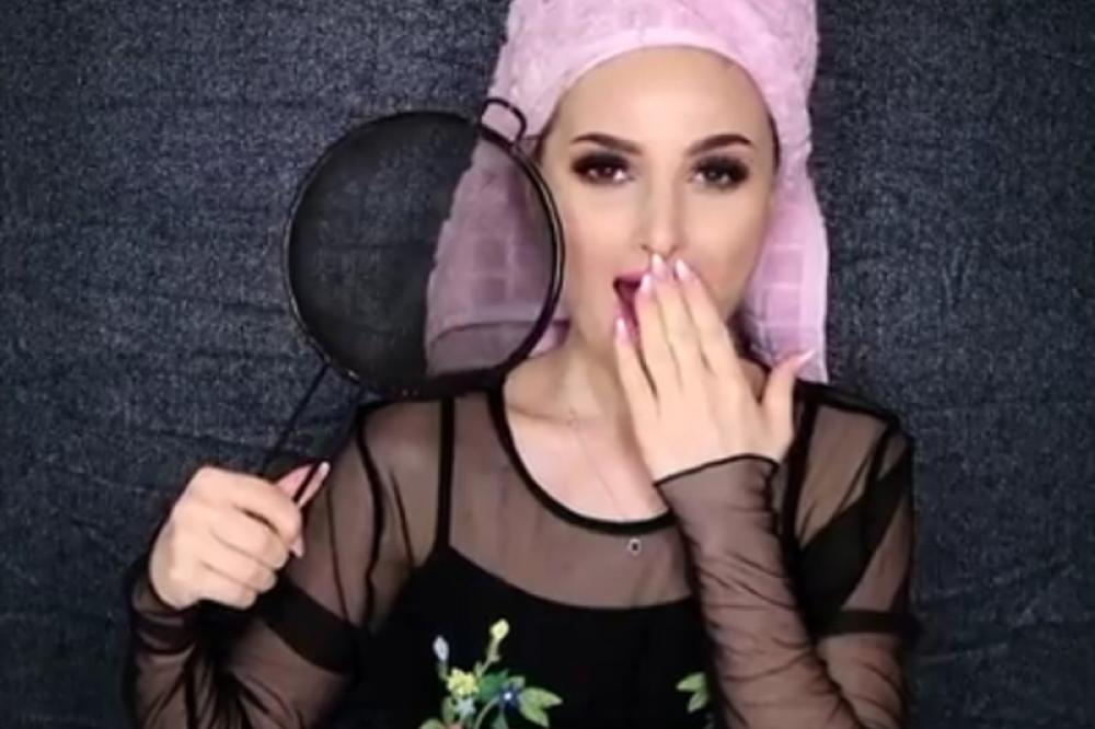 Sušila je kosu kroz cediljku i dobila OVO! SVI SU POLUDELI KAD SU VIDELI REZULTAT!