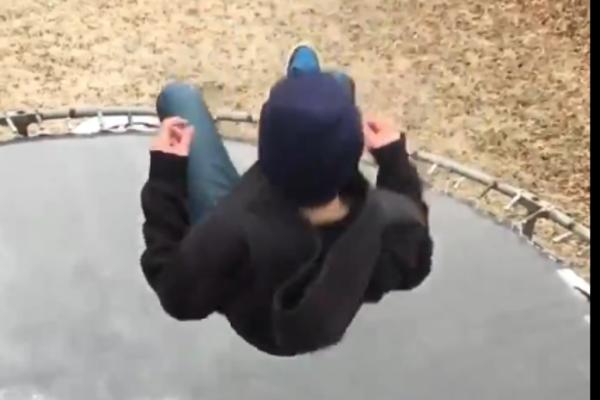 LJUDI NE MOGU DA PRESTANU DA GLEDAJU OVAJ SNIMAK: Klinac je polomio led na trambolini jednim EPSKIM SKOKOM! (VIDEO)