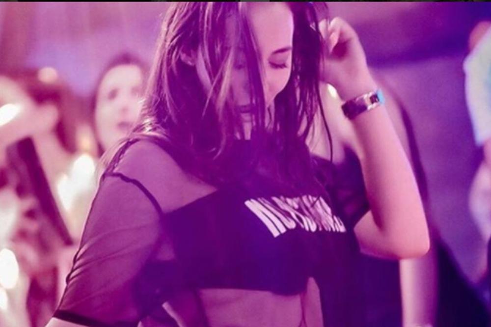 ŠMEKERI, GDE STE: Vrela srpska teniserka čije obline su zaludele planetu, traži društvo za Dan zaljubljenih! (FOTO)