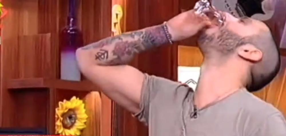 Umesto da odgovori, Filip je ispio šot 