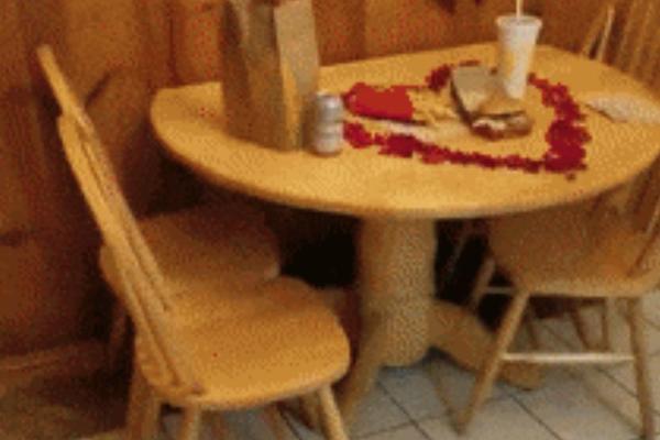 DA LI JE OVO NAJLUĐA DEVOJKA IKADA: Prvo je ugledao limenku, večeru, a onda ŠOK! (VIDEO)