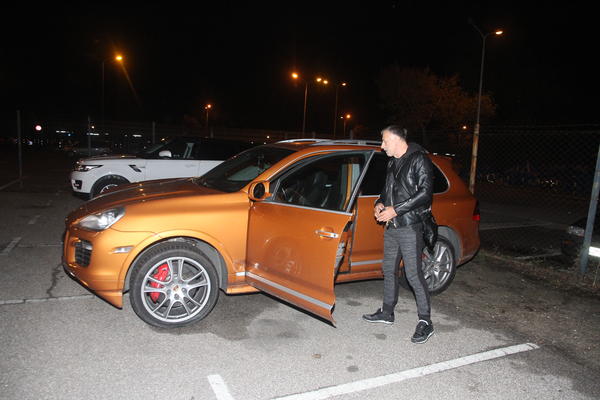 Ako primetite OVU stvar na kolima, odmah proverite BRAVU NA SUVOZAČEVOM MESTU: Inače ćete se naći u OGROMNOJ NEVOLJI!