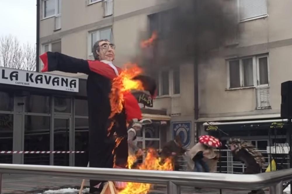Na DEČJEM KARNEVALU spalili lutku s likom HAŠKOG SUDIJE KOJI JE OSUDIO PRALJKA, deca i roditelji APLAUDIRALI! (VIDEO)