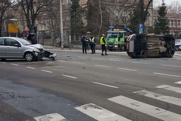 ŽESTOK TRESAK, ŠKRIPA KOČNICA, LOMLJAVA: Ovo su posledice ŽESTOKOG UDESA U CENTRU BEOGRADA! (FOTO)