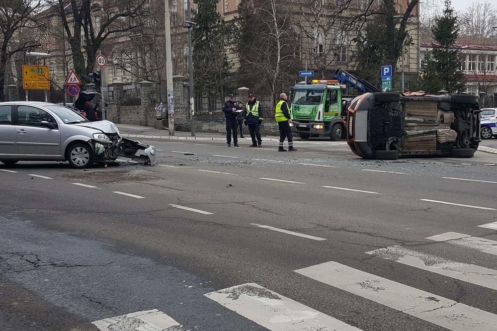 ŽESTOK TRESAK, ŠKRIPA KOČNICA, LOMLJAVA: Ovo su posledice ŽESTOKOG UDESA U CENTRU BEOGRADA! (FOTO)