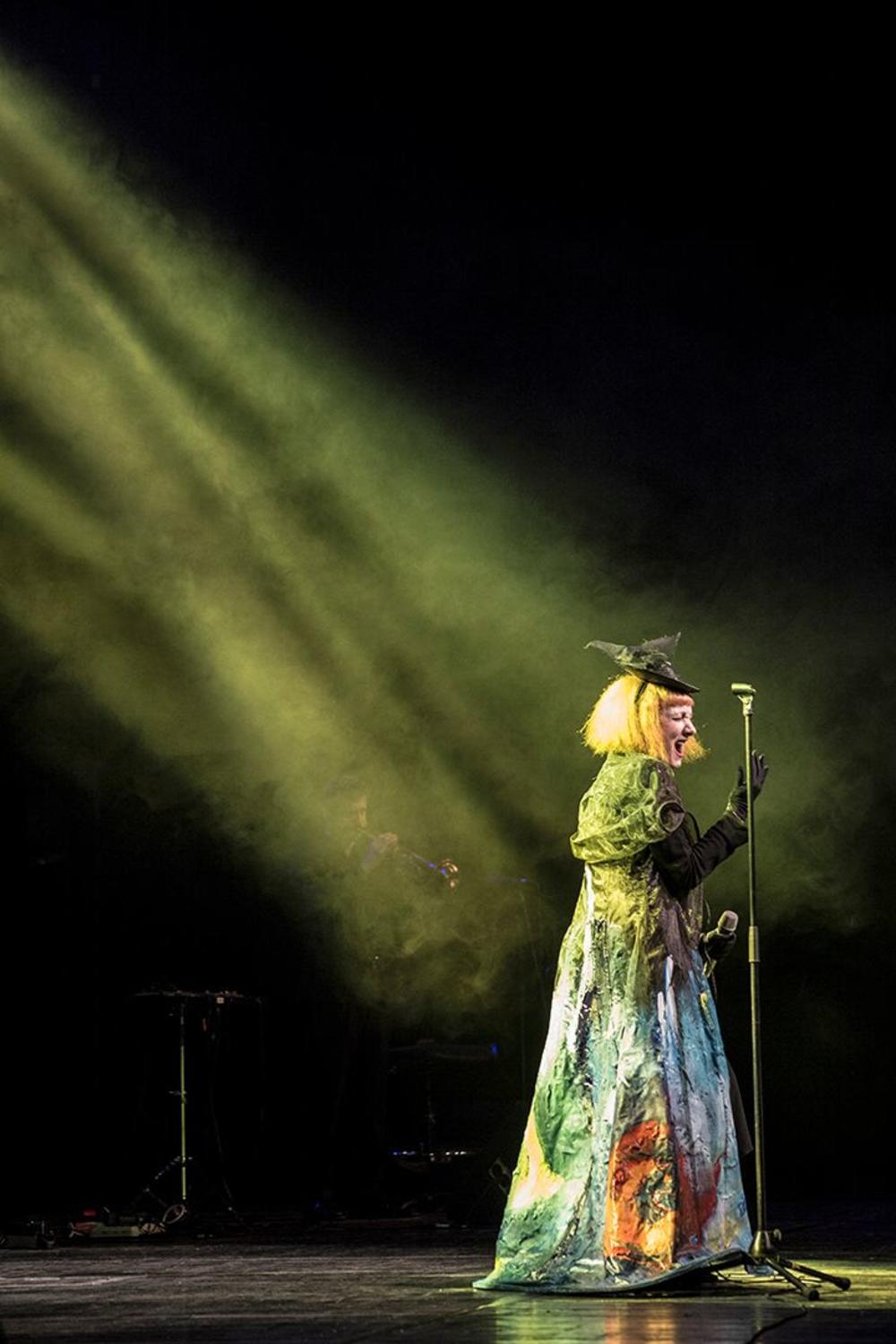 Njen glas je vanserijski 