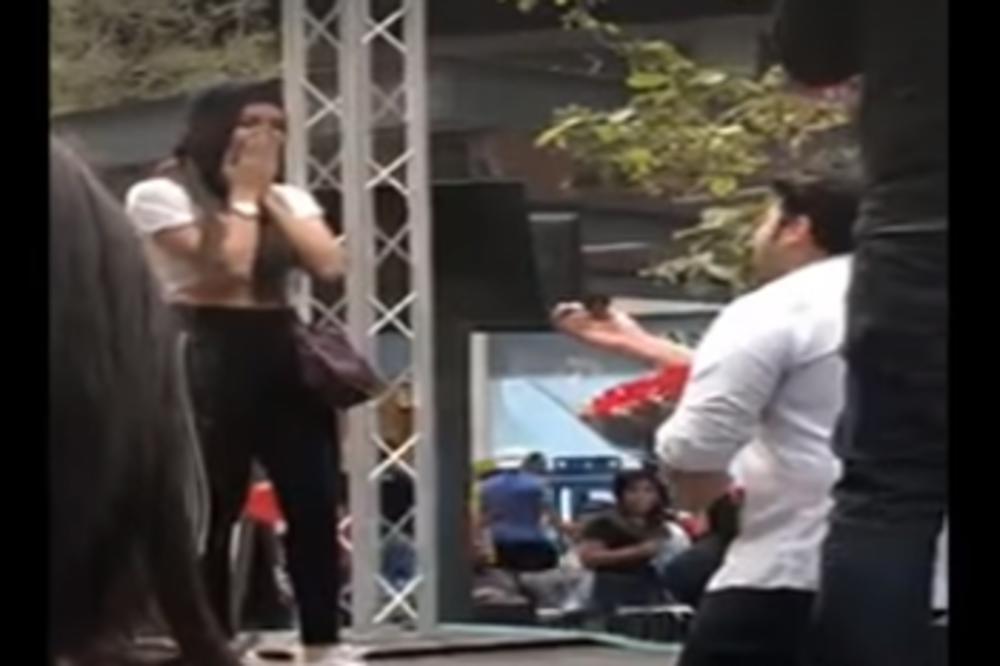 OVO JE BOLELO: Kleknuo je na bini ispred nje da je ZAPROSI, a onda... (VIDEO)