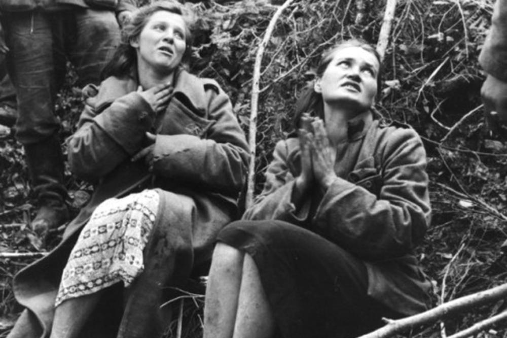 NEMCI SU IH RASPLAKALI, A ONE SU SKLOPLJENIH RUKU MOLILE ZA MILOST! Šta se krije iza najtužnije slike dve partizanke? (FOTO)