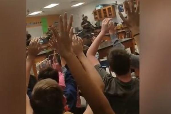 SPECIJALCI SU UPALI NA ČAS, A DECA SU SAMO PODIGLA RUKE: Snimljen dramatičan momenat za vreme masakra na Floridi (VIDEO)
