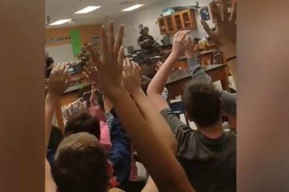SPECIJALCI SU UPALI NA ČAS, A DECA SU SAMO PODIGLA RUKE: Snimljen dramatičan momenat za vreme masakra na Floridi (VIDEO)
