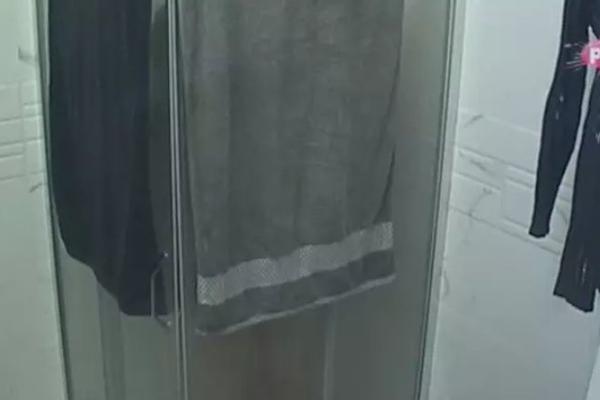 SVE SE TRESLO, MISLILI SMO DA ĆE DA POPUCAJU STAKLA I TEMELJI ZGRADE: Snimljen ljubavni zanos NJIH DVOJE pod tušem! (VIDEO 18+)