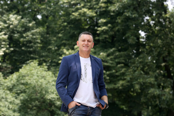 DRUG ŠAKA POLUMENTE POVREĐEN U AVIONSKOJ NESREĆI: Pevač se oglasio