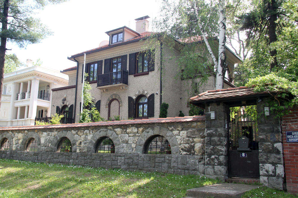 RETKO KO IMA PRILIKU DA UĐE U NAJSKUPLJU VILU NA ESTRADI! Arhivski snimci unutrašnjosti VELELEPNOG zdanja pevačice!