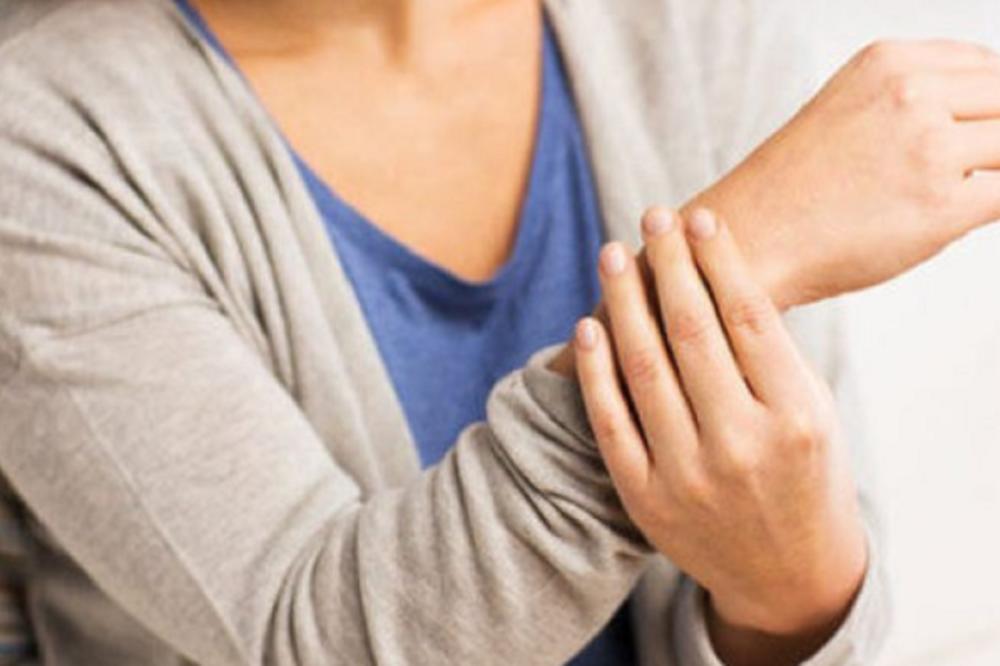 PRVI SIMPTOMI RAKA POJAVLJUJU SE NA RUKAMA: Pregledajte svoje šake i prepoznajte bolest na vreme!