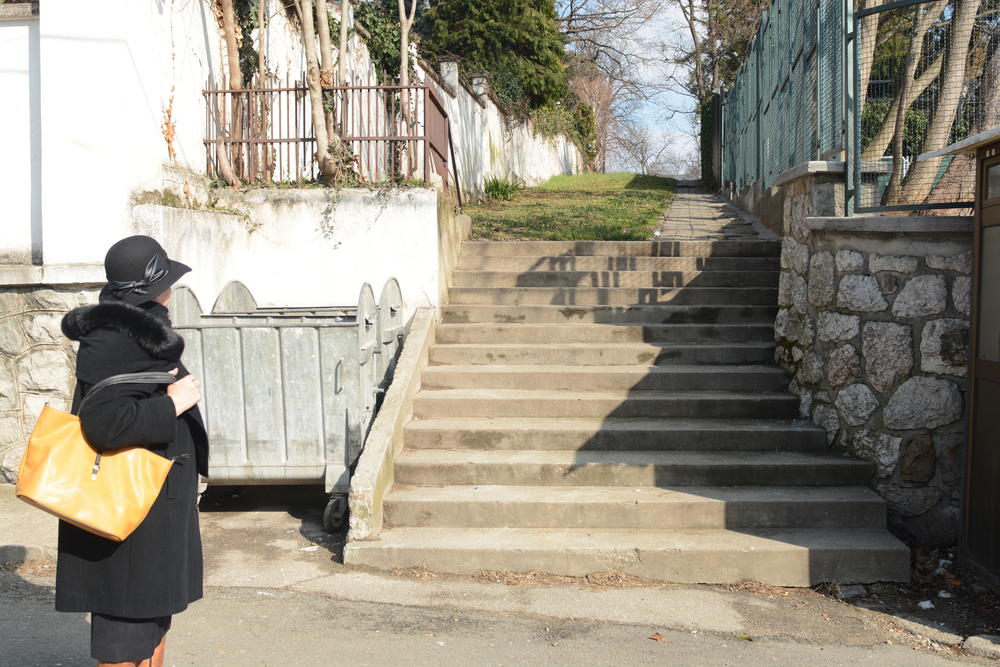 Darinka Tatalović ispred kuće na Dedinju