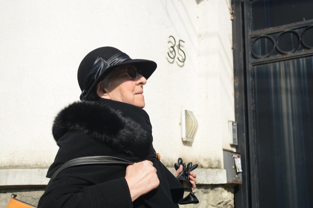 POZVONILA JE NA VRATA RUŽICE ĐINĐIĆ: Darinka se ceo život bori za očevu kuću u kojoj sada živi posluga udovice premijera (VIDEO)