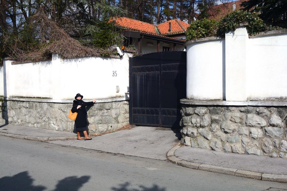 Darinka Tatalović ispred kuće na Dedinju