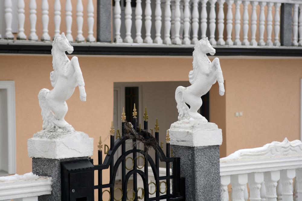 Bitno je samo načičkati ogradu! 