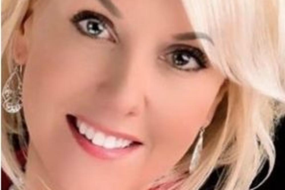 NAJVEĆI FOTOŠOP PROMAŠAJ U ISTORIJI: Želela je savršen ten, ali joj se sada ceo svet SMEJE zbog DETALJA NA LICU (FOTO)