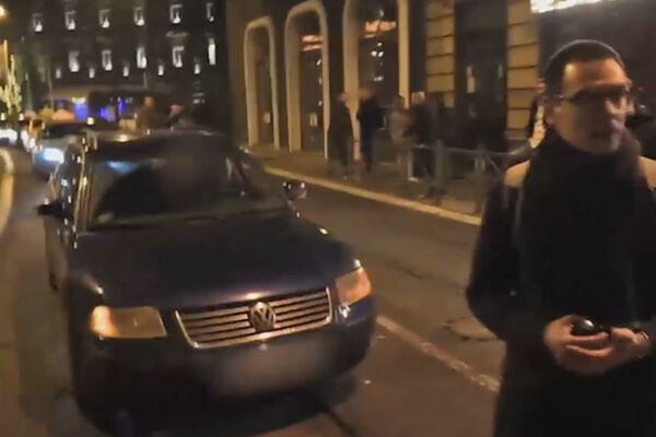 DIVLJI TAKSISTA SE SKINUO DO POJASA I POKAZAO POZADINU BASTAĆU! Neviđen skandal usred Beograda! (VIDEO)