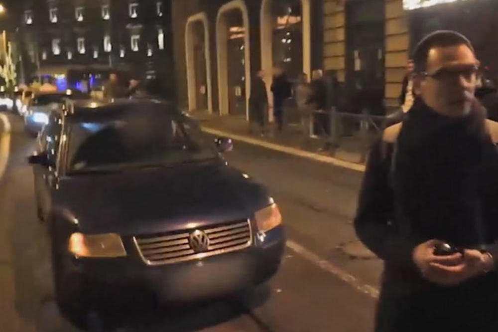 DIVLJI TAKSISTA SE SKINUO DO POJASA I POKAZAO POZADINU BASTAĆU! Neviđen skandal usred Beograda! (VIDEO)