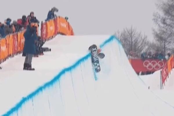 UMALO TRAGEDIJA! Japanski snouborder prevezen u bolnicu posle stravičnog pada! (VIDEO)