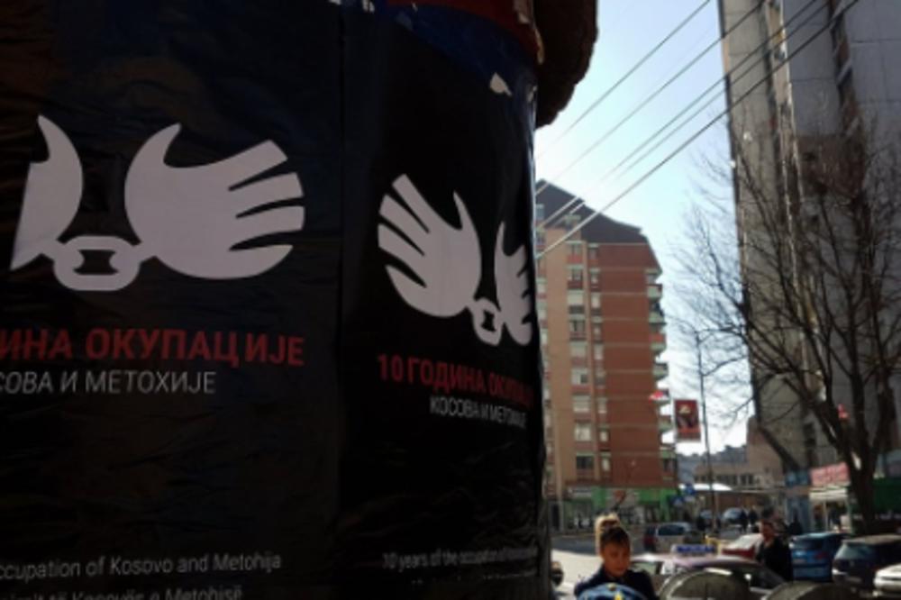 10 GODINA OKUPACIJE KIM: Osvanuli plakati na severu Mitrovice