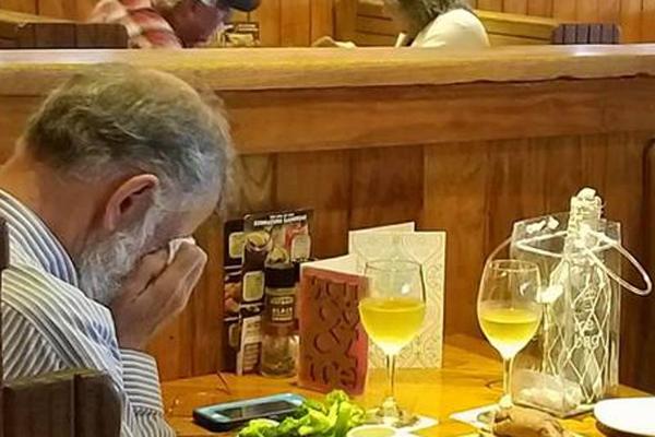 NA DAN ZALJUBLJENIH SEDEO JE SAM U RESTORANU I PLAKAO: Fotografija ovog dekice je rasplakala svet, evo šta ZNAČI VEČNA LJUBAV! (FOTO)