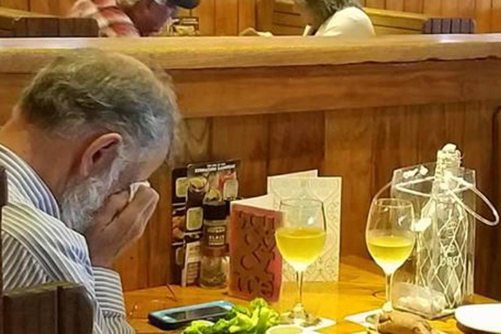 NA DAN ZALJUBLJENIH SEDEO JE SAM U RESTORANU I PLAKAO: Fotografija ovog dekice je rasplakala svet, evo šta ZNAČI VEČNA LJUBAV! (FOTO)