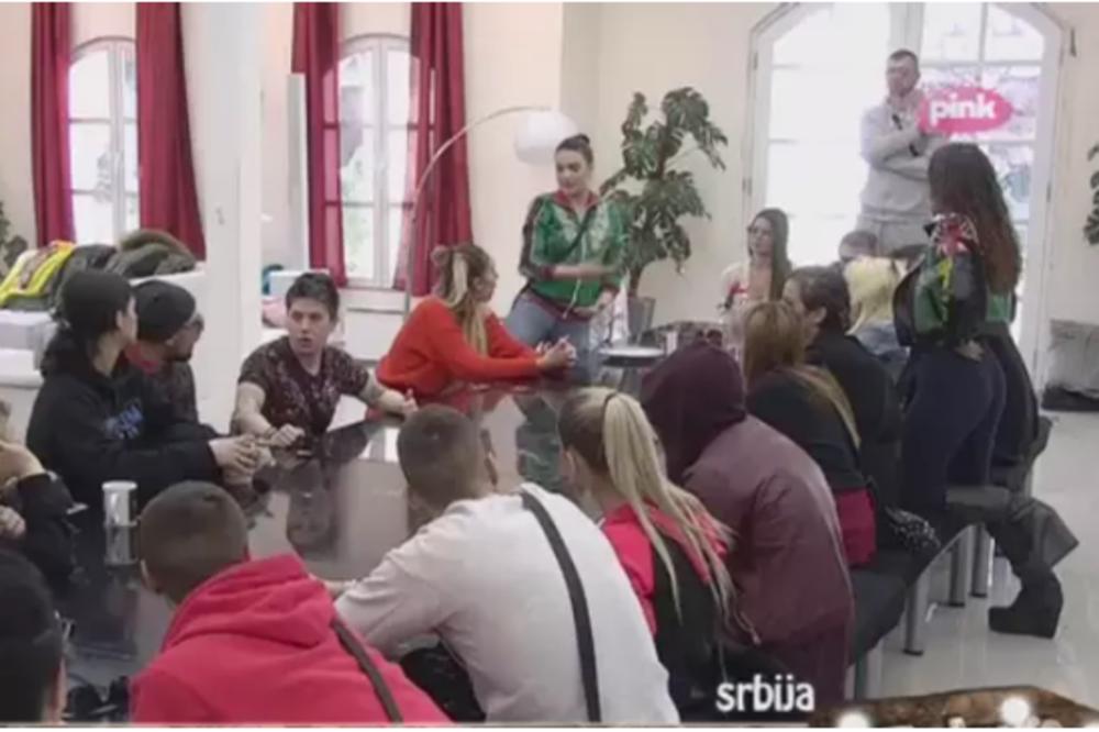 DA LI JE OVO NAJVEĆA POZADINA U ZADRUZI?  Zaboravila na kamere, pa pokazala atribute pokrivene samo tračicama! (FOTO)