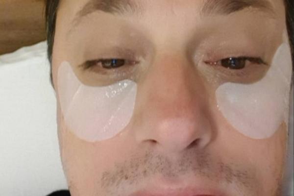 OVAKO IZGLEDA KADA ANDRIJA MILOŠEVIĆ ODE NA TRETMAN LICA U SALON! Okačio video svi u NEVERICI šta je sebi uradio!