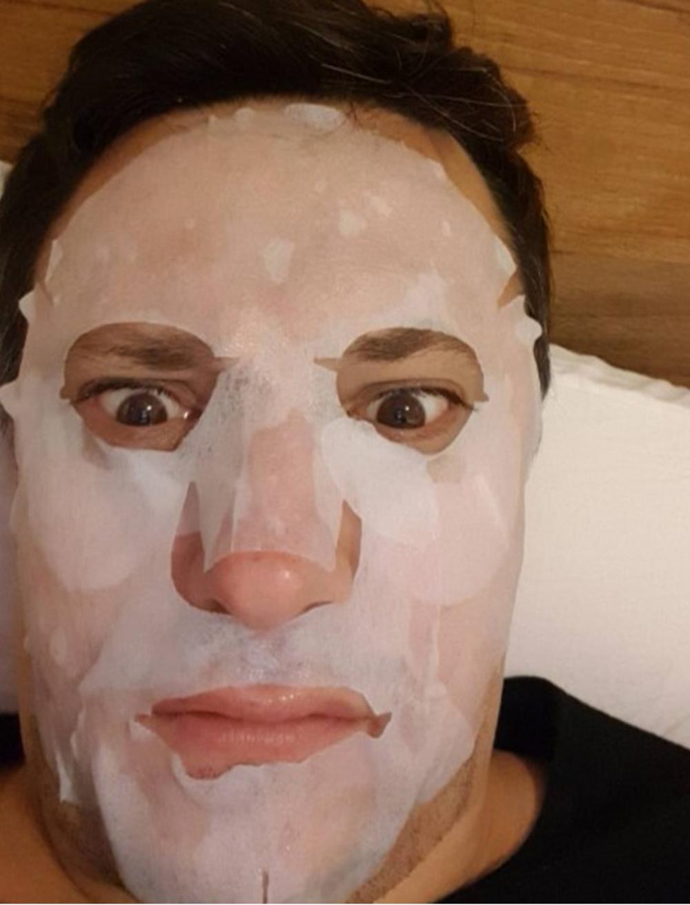 Andrija stavio masku za lice u salonu lepote