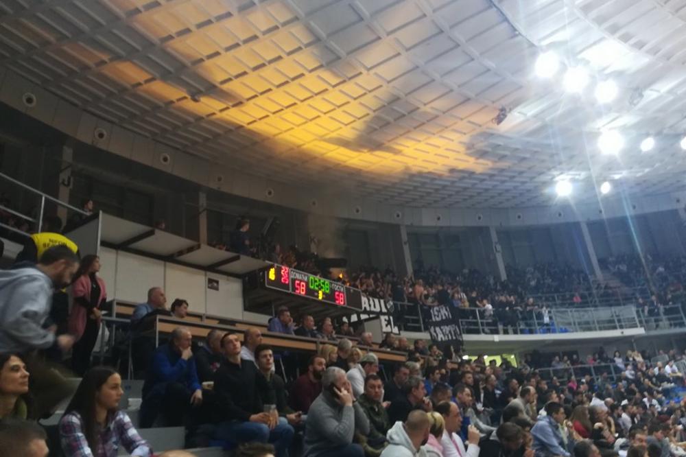 Grobari sa Juga okačili transparent! Da li je ovo poruka za pobunjenike?! (FOTO)