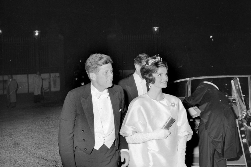 DOK JE RAĐALA MRTVO DETE, ON JE BIO S LJUBAVNICOM NA JAHTI: Otkriveni potresni detalji veze