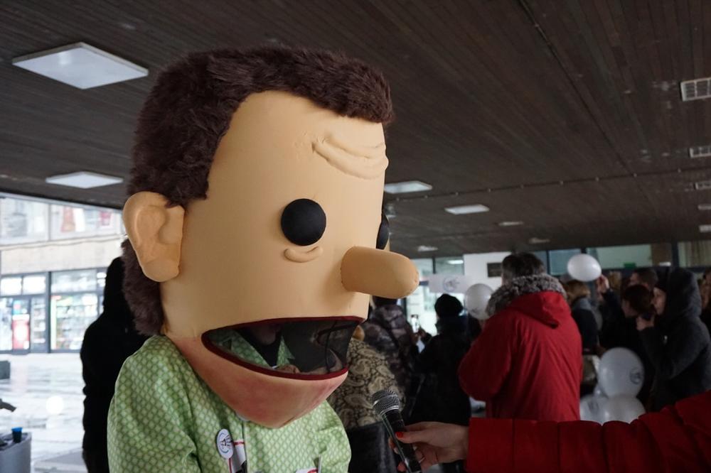 ŠTA RADITE BRE ODRŽALI KONCERT U KNEZ MIHAILOVOJ: Violinom na Acu Lukasa!