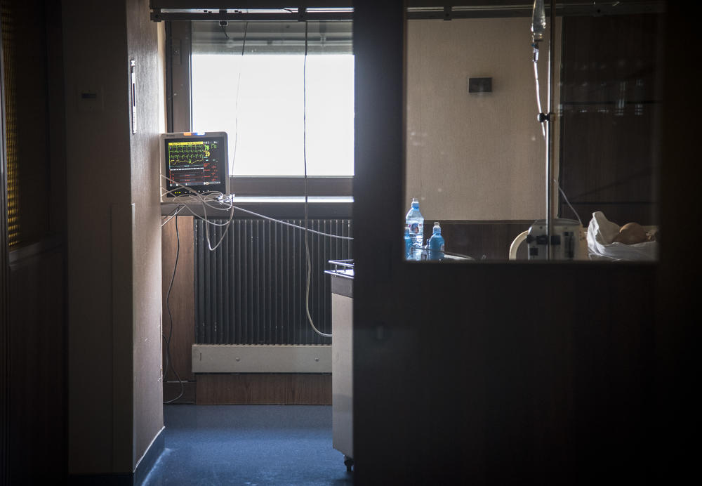 Tragedija v Grčiji: Ženska umrla med porodom na domu, ker se je bala zdravnikov