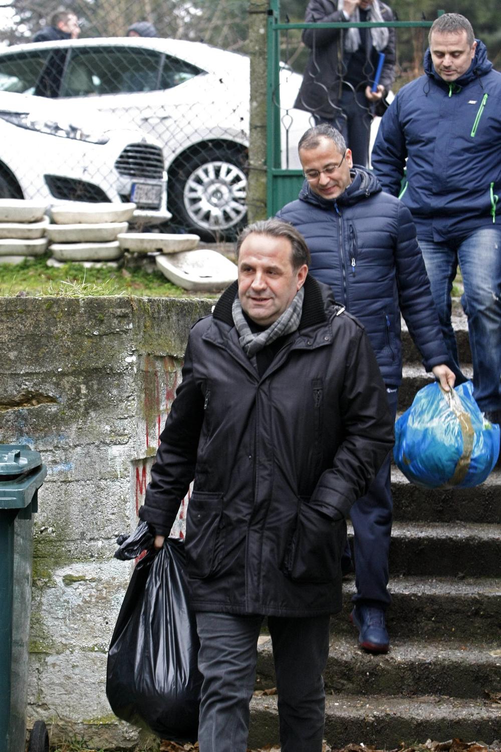 Rasim Ljajic doneo je fudbalsku opremu, poklone SDPS - dresove i lopte klubu Avala 