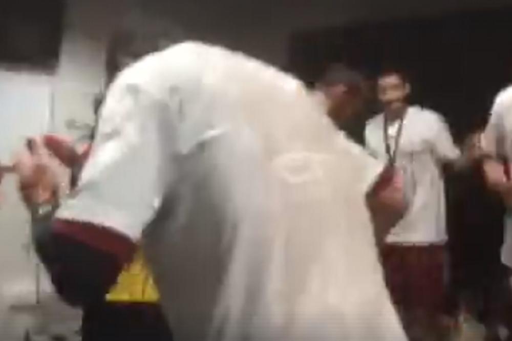 DIVLJA PROSLAVA: Saleta igrači Bajerna potapali u pivu! (VIDEO)