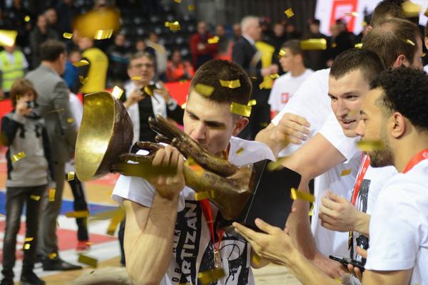 OVAKO SE PEVA SA ŽUĆKOVOM LEVICOM U RUKAMA! Igrači Partizana zapalili svlačionicu posle pobede u finalu Kupa Koraća! (VIDEO)