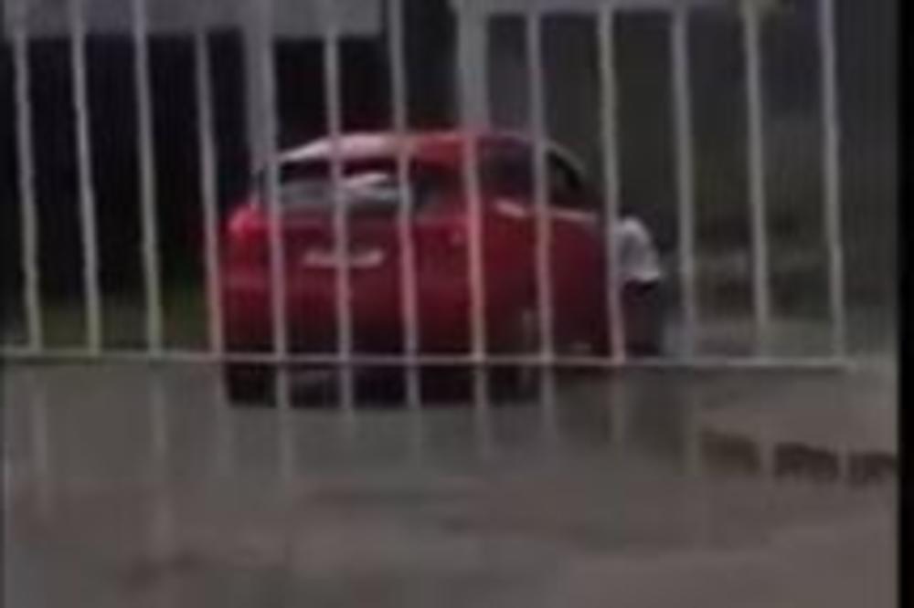 NEŠTO NAJPOTRESNIJE ŠTO JE SNIMLJENO KAMEROM: Majka napustila dete nasred ulice i DALA PUN GAS! (VIDEO)