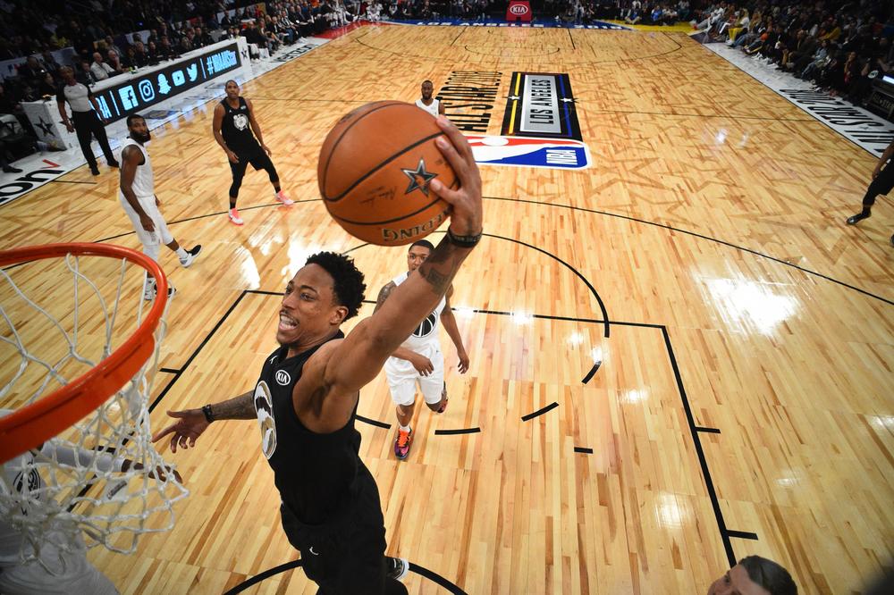 Demar Derozan zakucava na Ol star utakmici 