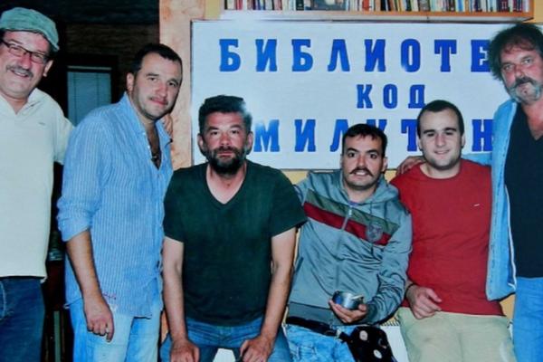 E TO SU BILA SREĆNA VREMENA... Zajedničke fotografije Mande i Glogovca iz čuvene kafane (FOTO)